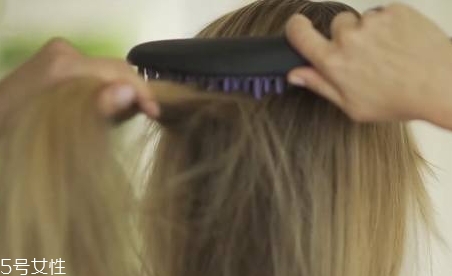 直發(fā)梳怎么用？直發(fā)梳使用步驟