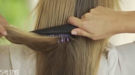 直發(fā)梳怎么用？直發(fā)梳使用步驟