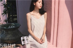 吊帶裙怎么穿好看？吊帶裙穿搭技巧