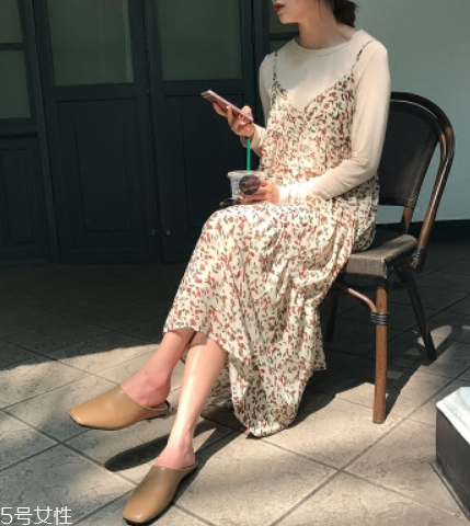 吊帶裙怎么穿好看？吊帶裙穿搭技巧