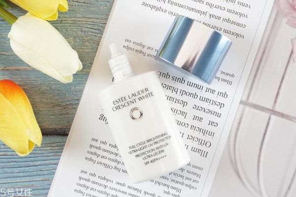 雅詩蘭黛晶透沁白防曬搖搖乳成膜快嗎？適合油痘皮嗎？