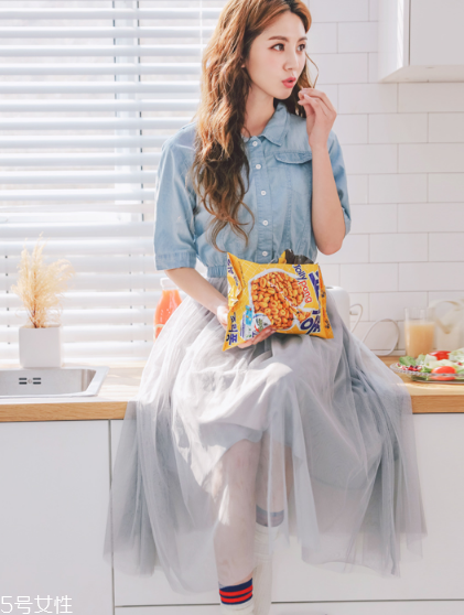 拼接連衣裙怎么搭配？拼接連衣裙搭配竅門