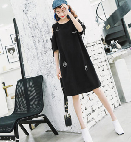 黑色連衣裙怎么搭配？黑色連衣裙搭配技巧