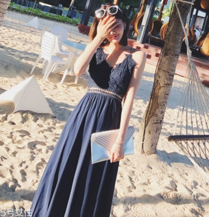 黑色連衣裙怎么搭配？黑色連衣裙搭配技巧