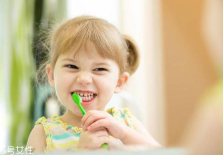 出牙期的寶寶該怎么護理 寶寶出牙如何預防齲齒 出牙期的寶寶該怎么護理 寶寶出牙如何預防齲齒