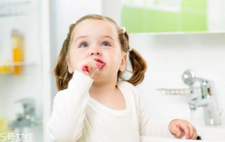 出牙期的寶寶該怎么護理 寶寶出牙如何預防齲齒 出牙期的寶寶該怎么護理 寶寶出牙如何預防齲齒