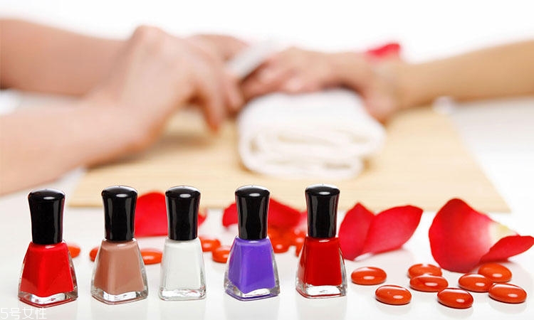 新手怎么正確挑選指甲油？四個(gè)小妙招教你