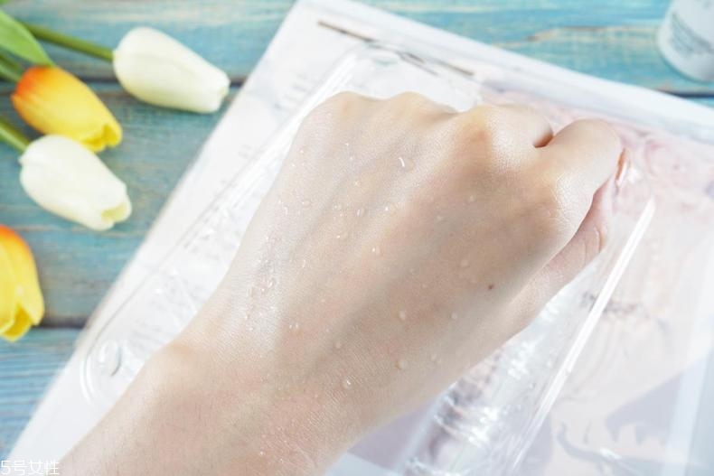 雅詩蘭黛晶透沁白防曬搖搖乳成膜快嗎？適合油痘皮嗎？