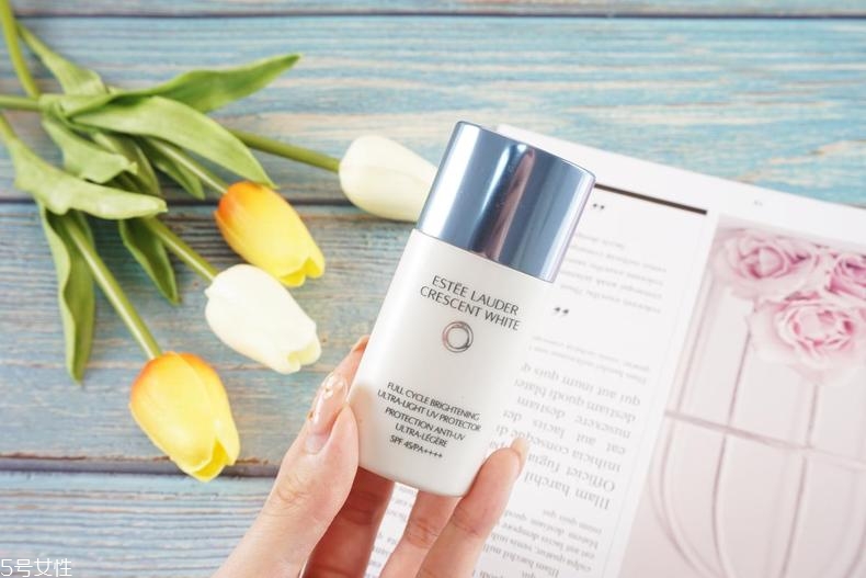 雅詩蘭黛晶透沁白防曬搖搖乳成膜快嗎？適合油痘皮嗎？