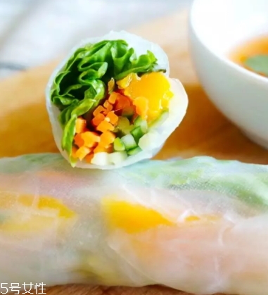 越南春卷皮用冷水還是熱水泡？越南春卷皮泡多久