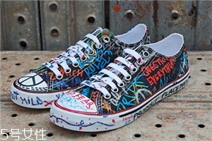 vetements涂鴉帆布鞋多少錢(qián)_在哪買(mǎi)？