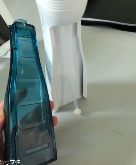 沖牙器和牙線哪個好？沖牙器和牙線的優(yōu)缺點