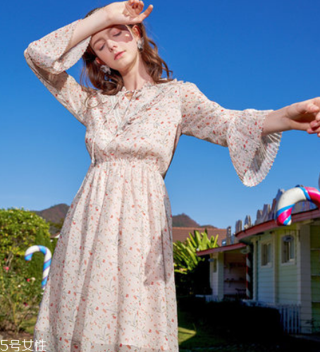 a字裙怎么搭配？a字裙穿搭技巧