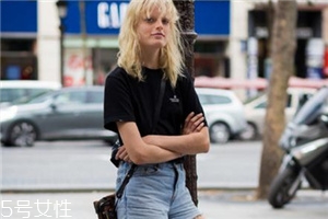 黑色t恤怎么搭配？黑色t恤搭配技巧