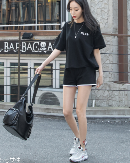 黑色t恤怎么搭配？黑色t恤搭配技巧