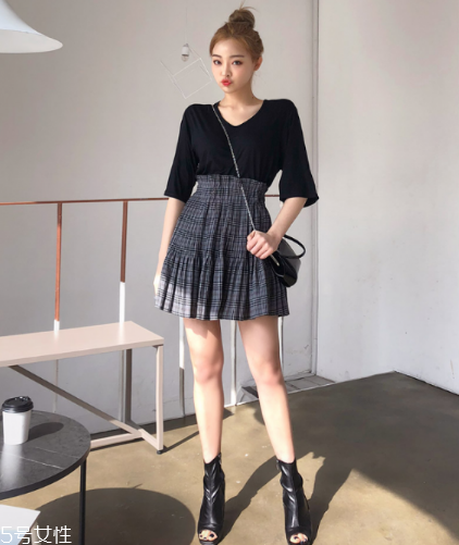 黑色t恤怎么搭配？黑色t恤搭配技巧