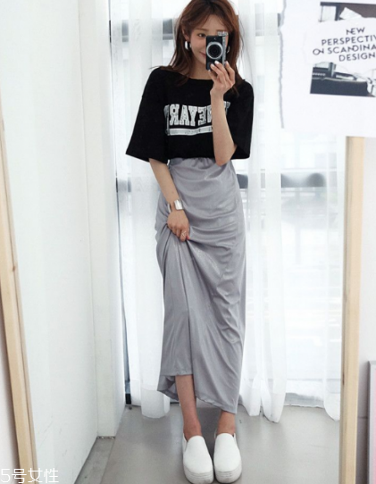 黑色t恤怎么搭配？黑色t恤搭配技巧