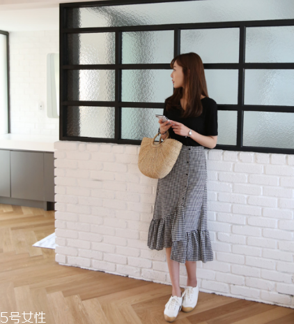 黑色t恤怎么搭配？黑色t恤搭配技巧