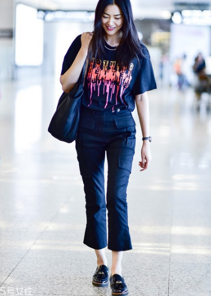 黑色t恤怎么搭配？黑色t恤搭配技巧