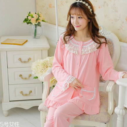 睡衣里面要穿內(nèi)衣嗎？睡衣里面穿不穿內(nèi)衣