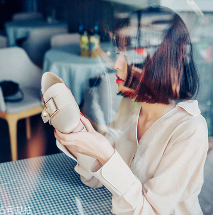 單鞋要買大還是買??？單鞋買大點還是小點好