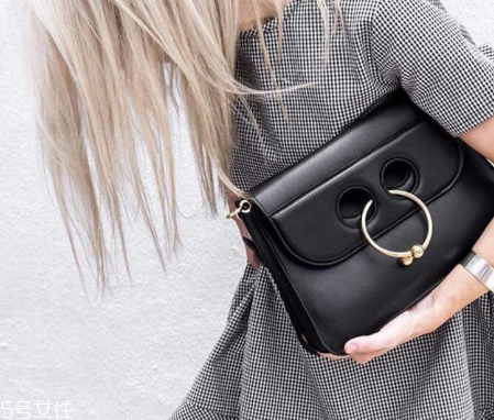 今年流行什么樣的黑色包包？黑色包包款式推薦