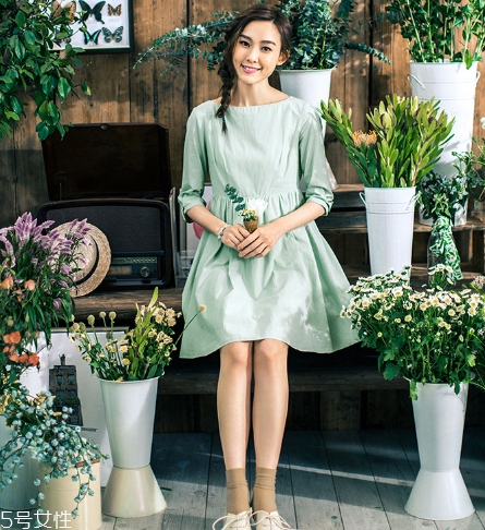 純色連衣裙怎么搭配？純色連衣裙搭配圖片