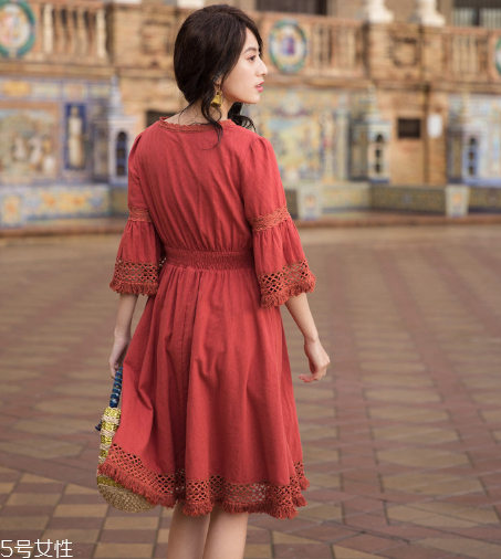 純色連衣裙怎么搭配？純色連衣裙搭配圖片