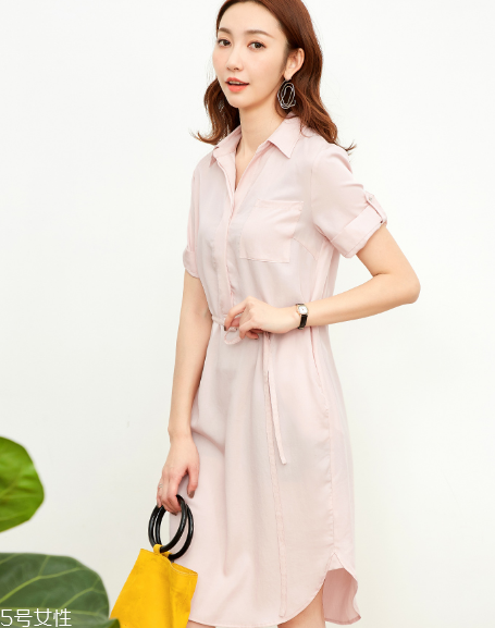 純色連衣裙怎么搭配？純色連衣裙搭配圖片