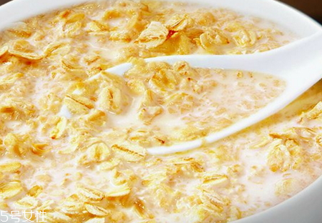 麥片和雞蛋能一起吃嗎 麥片沖雞蛋的功效 麥片和雞蛋能一起吃嗎 麥片沖雞蛋的功效