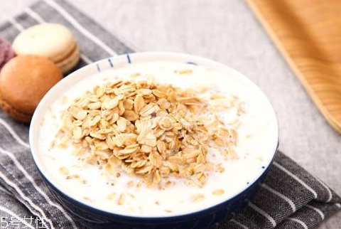 麥片可以和芝麻一起吃嗎 芝麻麥片的吃法 麥片可以和芝麻一起吃嗎 芝麻麥片的吃法