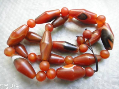 瑪瑙項(xiàng)鏈可以戴著洗澡嗎？瑪瑙項(xiàng)鏈能不能洗澡戴