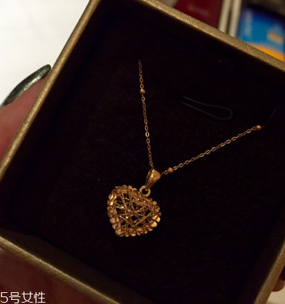 項鏈可以戴著睡覺嗎？項鏈睡覺戴好不好