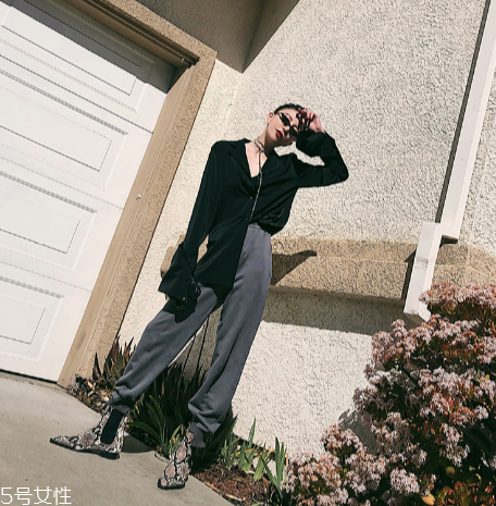 絲質襯衫怎么搭配？絲質襯衫搭配圖片