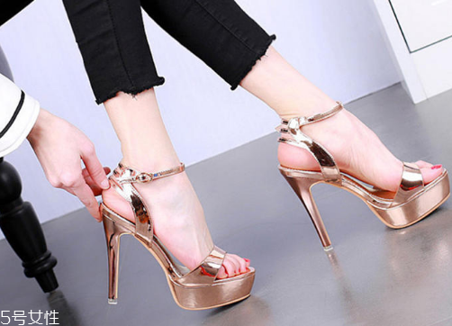 什么顏色涼鞋顯腳白？顯腳白的涼鞋顏色推薦