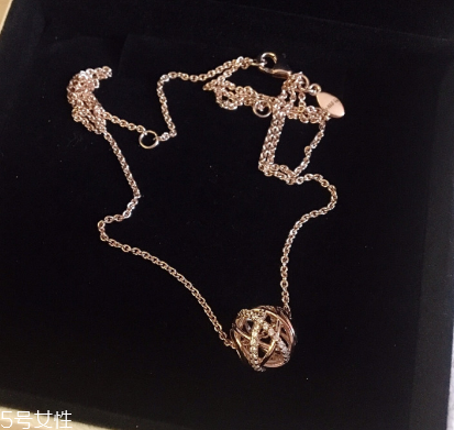 項鏈上掛戒指什么意思？項鏈上面掛戒指的含義