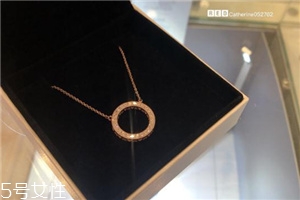 項鏈上刻什么字好？項鏈上一般刻什么字