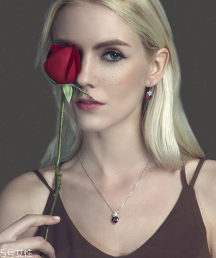 項(xiàng)鏈扣壞了怎么辦？項(xiàng)鏈扣子壞了修理方法