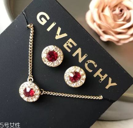 紀(jì)梵希項(xiàng)鏈?zhǔn)鞘裁床馁|(zhì)？紀(jì)梵希項(xiàng)鏈材質(zhì)介紹