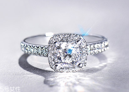 戒指可以戴右手嗎？戒指能戴在右手上嗎