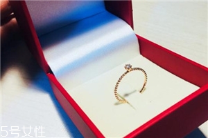 戒指可以戴食指嗎？戒指能不能戴在食指上？