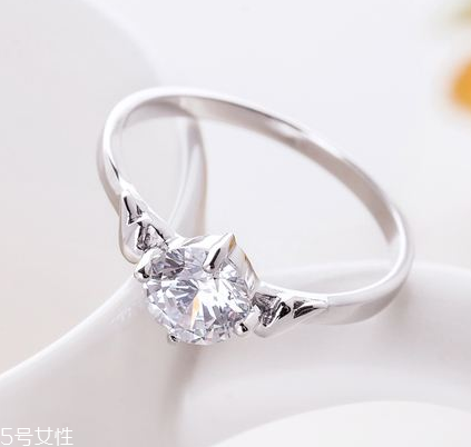 戒指會(huì)越戴越松嗎？戒指會(huì)不會(huì)越戴越大？