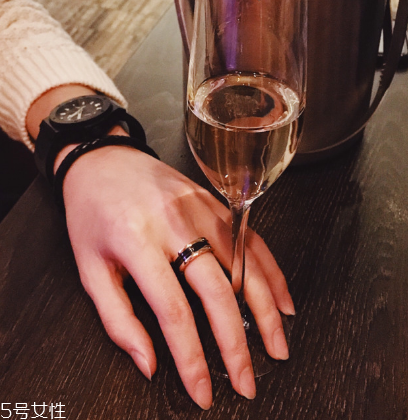 戒指和手鏈戴一只手嗎？戒指和手鏈能戴一邊嗎