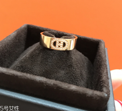 戒指為什么要戴在無名指上？戒指戴在無名指的含義