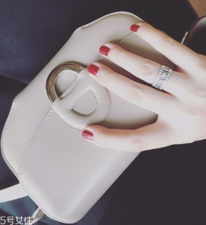 戒指為什么要戴在無名指上？戒指戴在無名指的含義