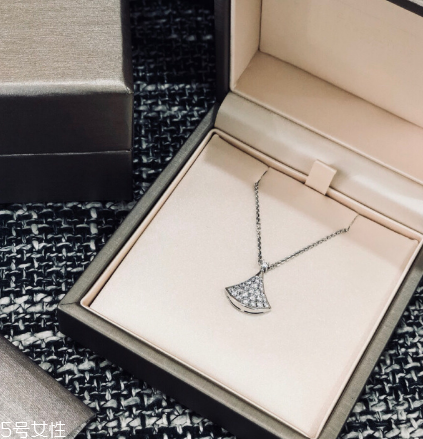 寶格麗扇子項(xiàng)鏈?zhǔn)鞘裁床馁|(zhì)？寶格麗小扇子項(xiàng)鏈材質(zhì)