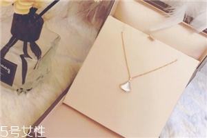 寶格麗扇子項(xiàng)鏈?zhǔn)鞘裁床馁|(zhì)？寶格麗小扇子項(xiàng)鏈材質(zhì)