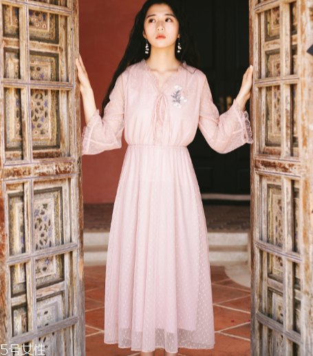 網(wǎng)紗連衣裙怎么搭配？網(wǎng)紗連衣裙搭配圖片