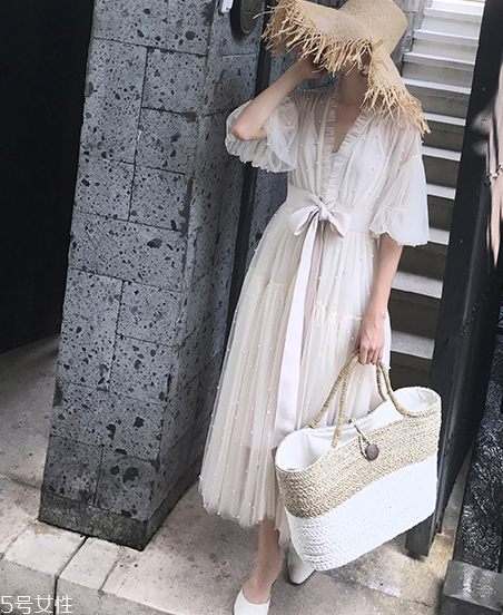 網(wǎng)紗連衣裙怎么搭配？網(wǎng)紗連衣裙搭配圖片