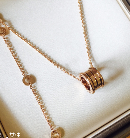 寶格麗彈簧項(xiàng)鏈?zhǔn)鞘裁床馁|(zhì)？寶格麗彈簧項(xiàng)鏈材質(zhì)介紹